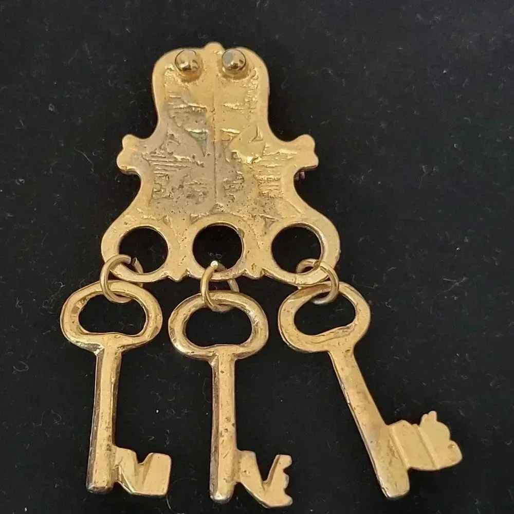 Vintage Estate Brooch Pin Skeleton Keys Dangle Gold Tone 1 1/2
